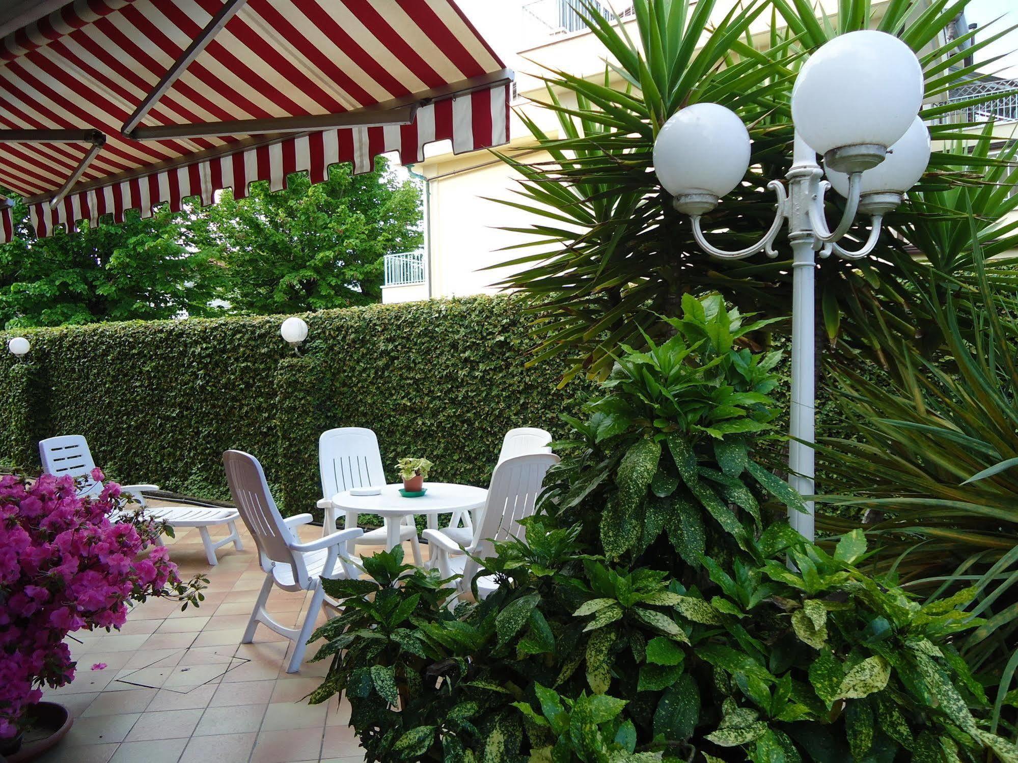 Hotel Matilde Marina di Massa Exterior foto